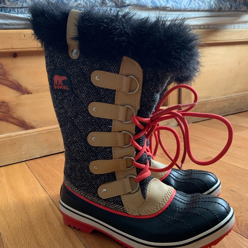 Gorgeous NEW Sorel waterproof boots